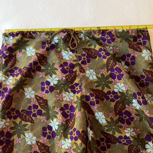 Vintage J Crew Board Shorts in excellent condition. Sized medium. - Picture 4 of 4